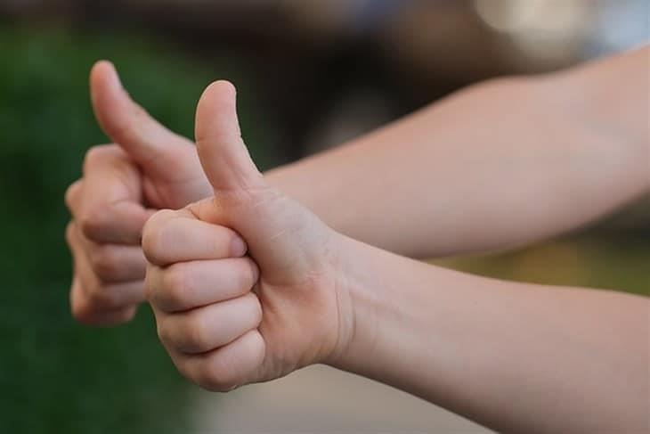 ¿Qué significa el pulgar hacia arriba en el lenguaje de señas?