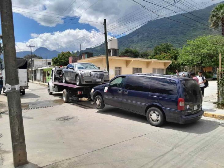 Aseguran cinco vehículos presuntamente robados en taller de Nogales