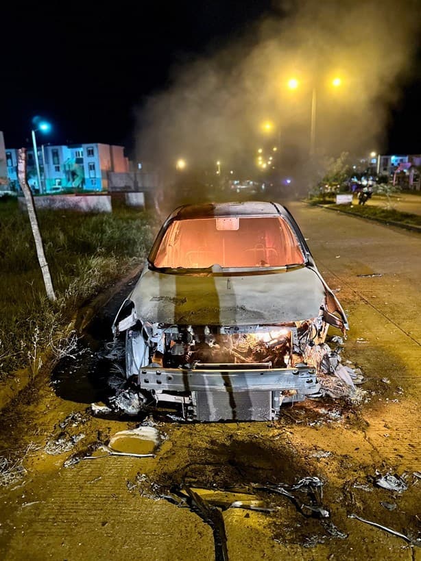 Auto se incendia en Lagos de Puente Moreno, en Medellín, es pérdida total