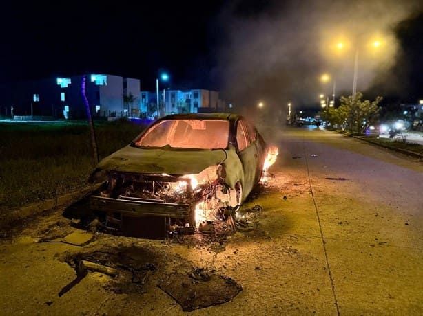Auto se incendia en Lagos de Puente Moreno, en Medellín, es pérdida total