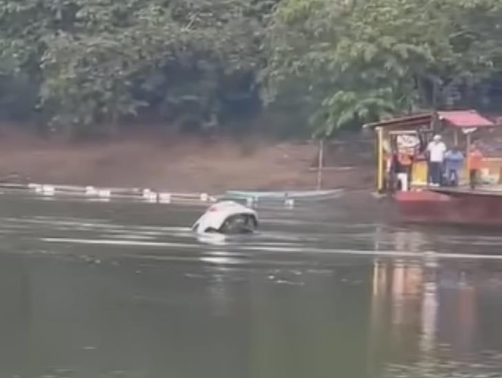 Auto con dos pasajeros se cae de la panga en Otatitlán; no lograron salir del río