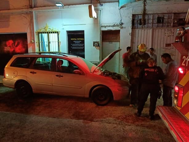 Incendio casi consume auto en céntrica calle de Xalapa; vecinos lo evitan