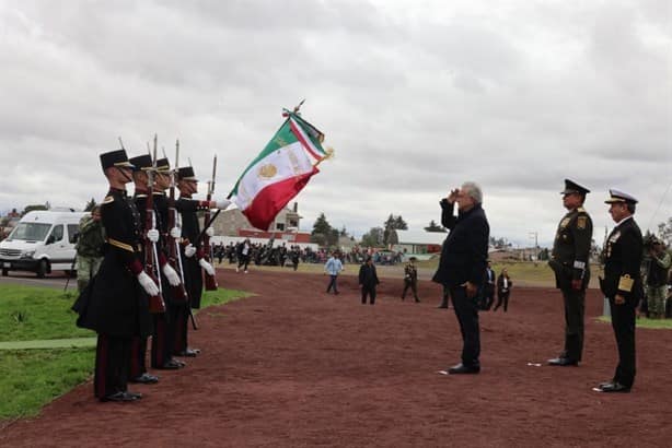 AMLO condecora a ex directores del Colegio Militar, a 200 años de su fundación