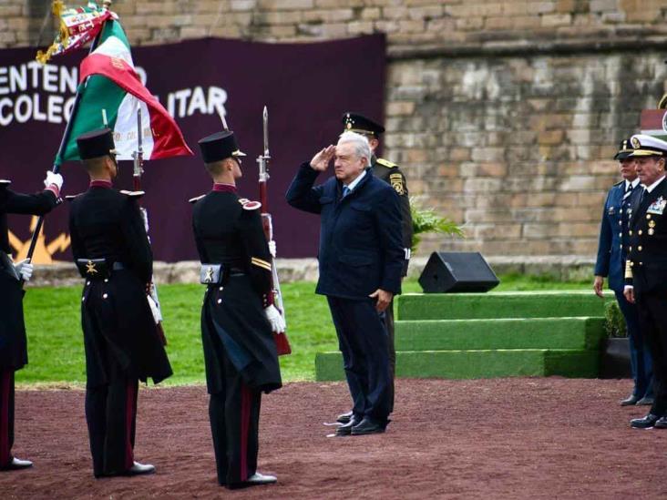 AMLO condecora a ex directores del Colegio Militar, a 200 años de su fundación