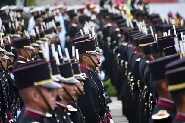 AMLO condecora a ex directores del Colegio Militar, a 200 años de su fundación