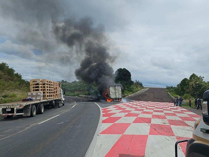 Se incendia camión de mudanzas en cumbres de Maltrata (+Video)