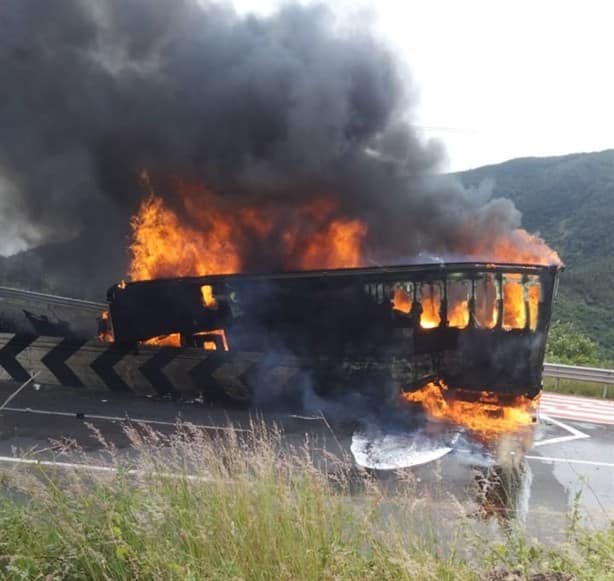 Se incendia camión de mudanzas en cumbres de Maltrata (+Video)