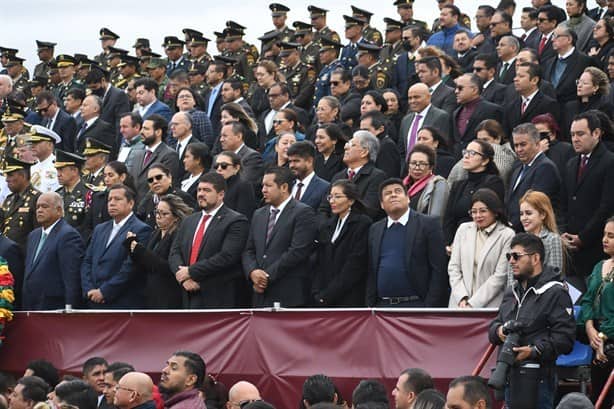 AMLO condecora a ex directores del Colegio Militar, a 200 años de su fundación