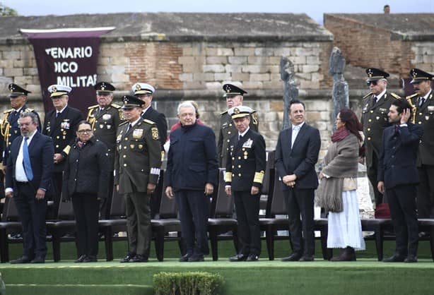 AMLO condecora a ex directores del Colegio Militar, a 200 años de su fundación