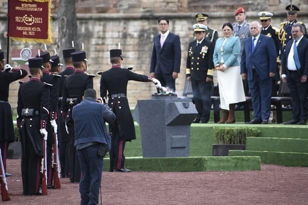 AMLO condecora a ex directores del Colegio Militar, a 200 años de su fundación