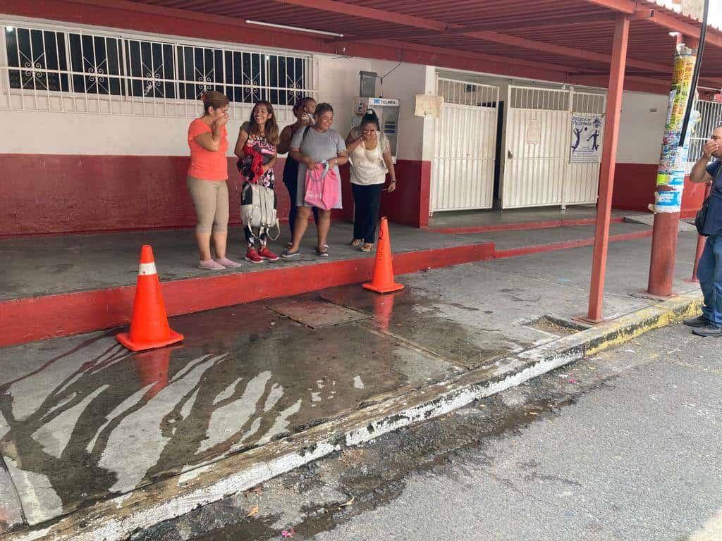 Brotan aguas negras a la entrada de escuela primaria en Veracruz