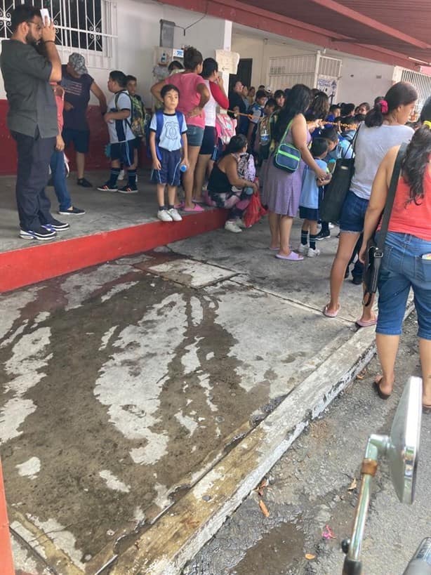 Brotan aguas negras a la entrada de escuela primaria en Veracruz