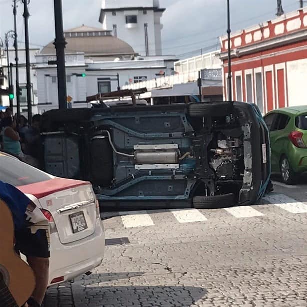 Se estrellan camionetas en el Centro de Veracruz; una quedó volcada