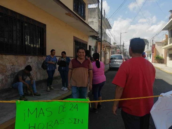 Por falta de luz, habitantes realizan bloqueo en calles de Orizaba
