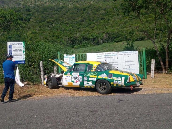 Automóviles que participaban en la Carrera Panamericana se accidentan en Apazapan