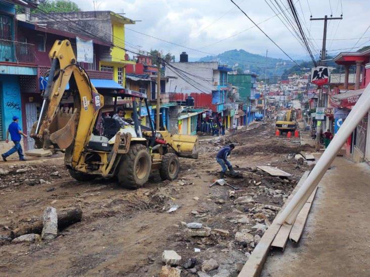 Atraso en introducción de drenaje y pavimentación desata quejas en avenida de Xalapa