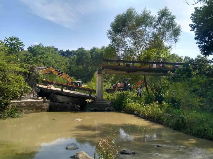 Revisan afectaciones tras colapso de puente en Misantla