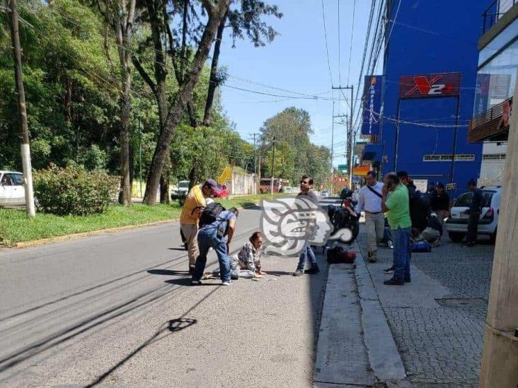 Motociclista arrolla a mujer y a menor en Xalapa
