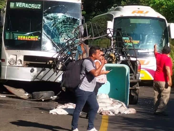 Camioneta choca de frente contra autobús de pasajeros en Veracruz