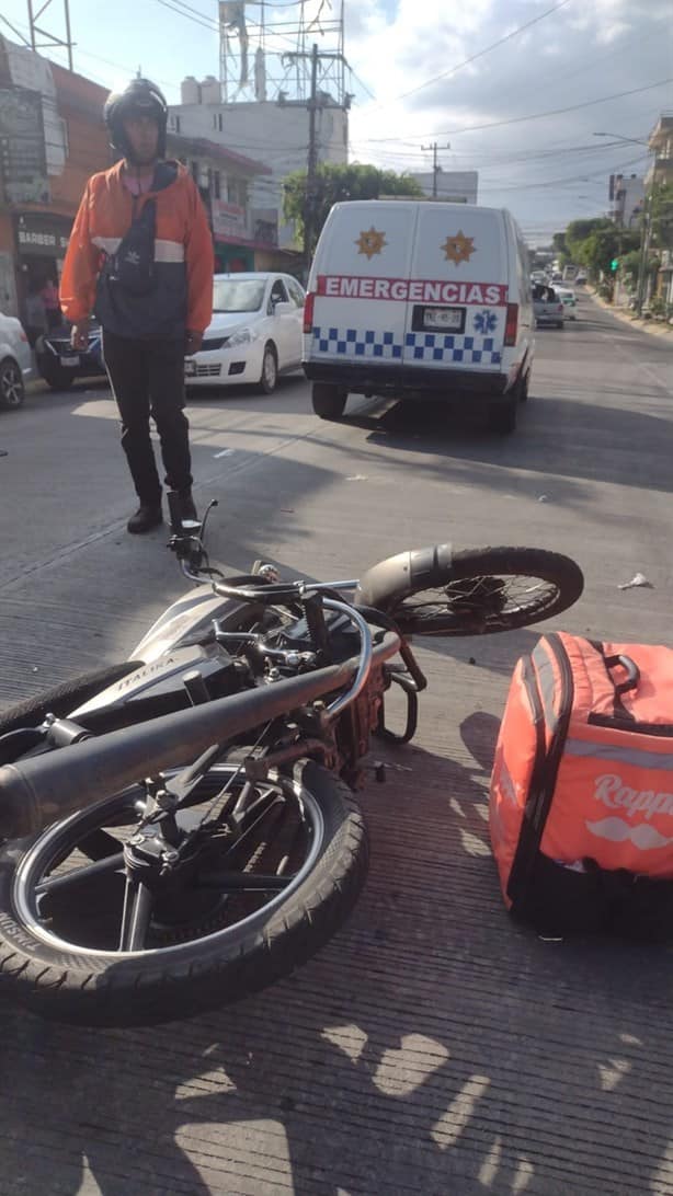 Motociclistas son atropellados por auto en avenida 20 de Noviembre, en Xalapa