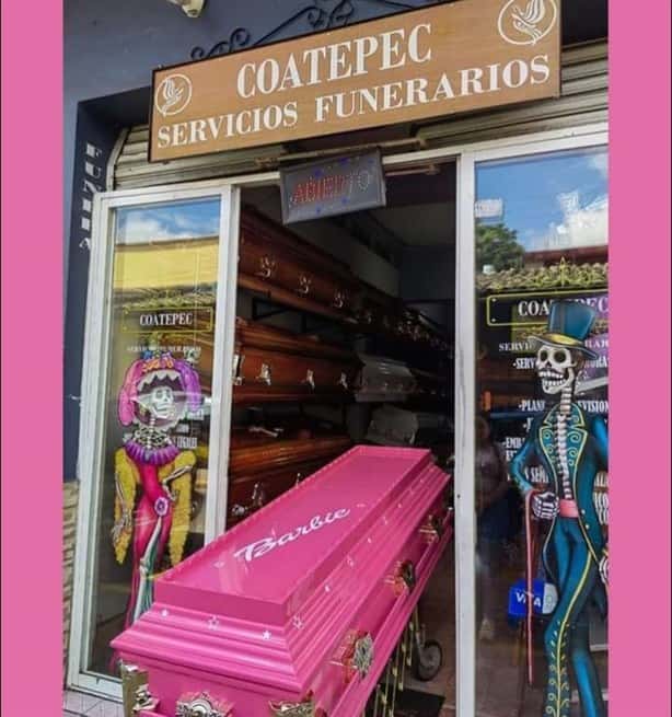 Fiebre Barbie llega a funeraria de Coatepec, crean  ataúd rosa