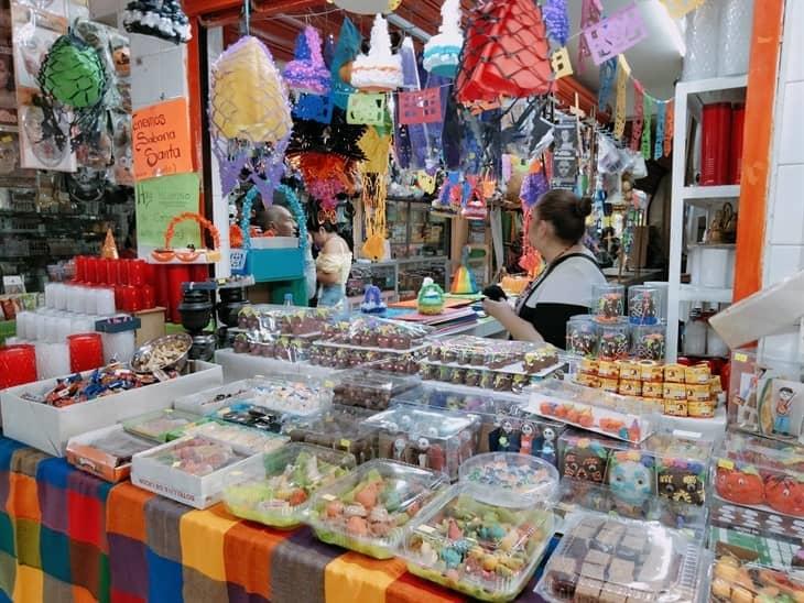 Mercados de Xalapa reciben el Día de Muertos