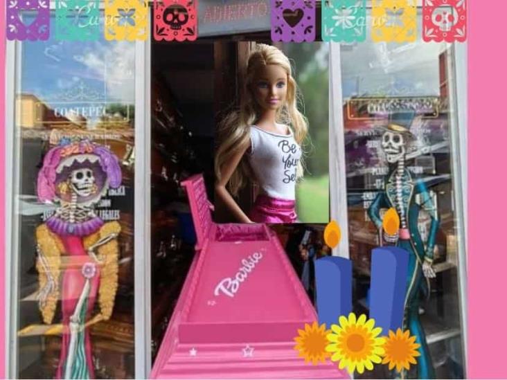 Fiebre Barbie llega a funeraria de Coatepec, crean  ataúd rosa