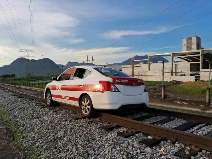 Abandonan taxi sobre las vías del tren en Ixtaczoquitlán