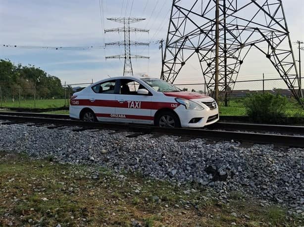 Abandonan taxi sobre las vías del tren en Ixtaczoquitlán