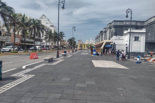 Artesanos del Malecón de Veracruz quedarían vulnerables a los nortes, alertó su líder