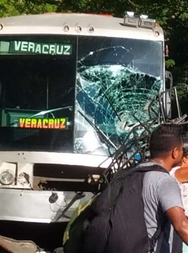 Camioneta choca de frente contra autobús de pasajeros en Veracruz