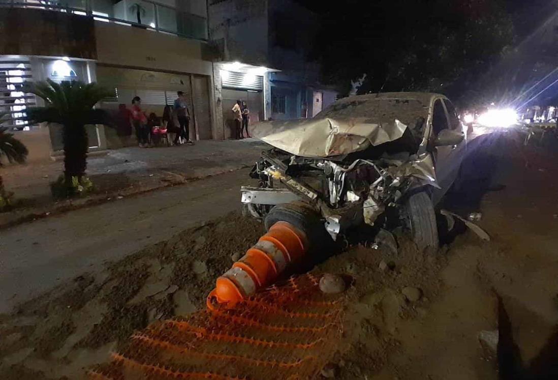 Automóvil se estrella contra montículo de tierra en Veracruz