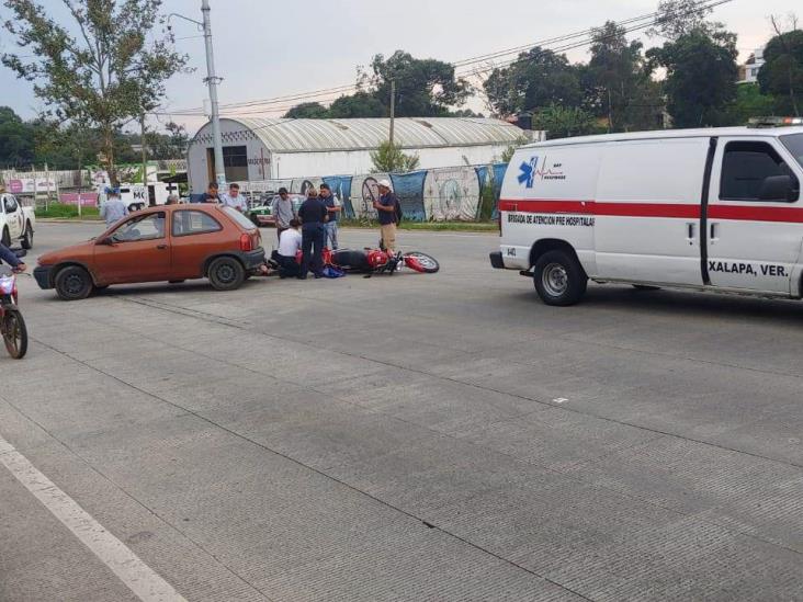 Motociclistas chocan contra auto en calles de Xalapa