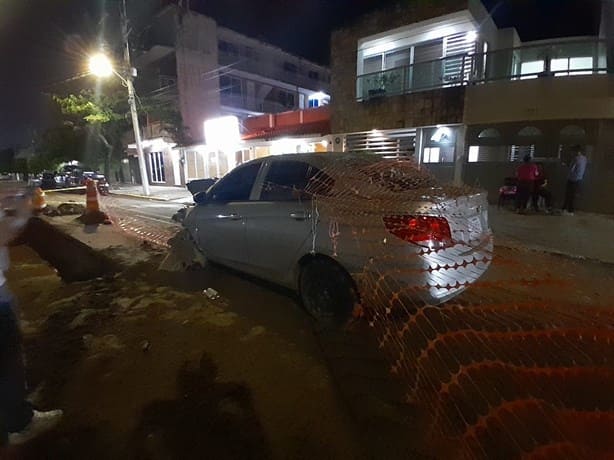 Automóvil se estrella contra montículo de tierra en Veracruz