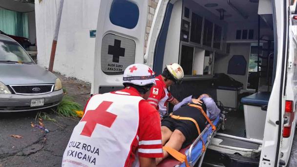 Jóvenes en motocicleta chocan contra camioneta en Veracruz