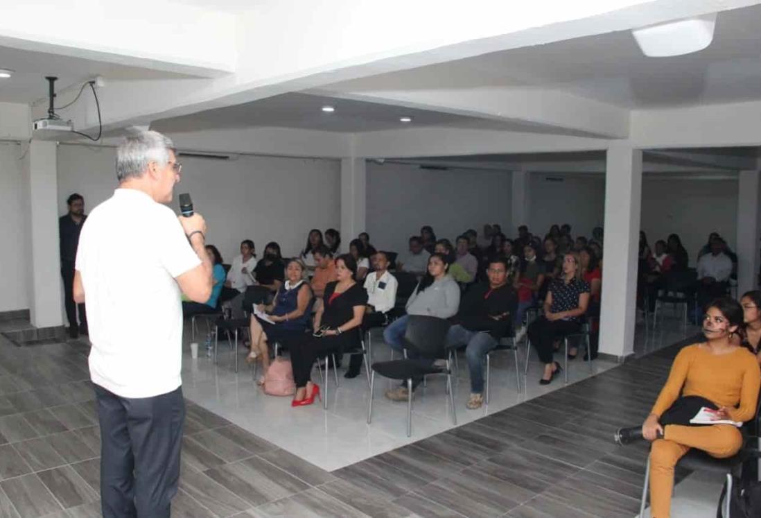 Imparten ponencias sobre salud mental en el Centro de Estudios Veracruz