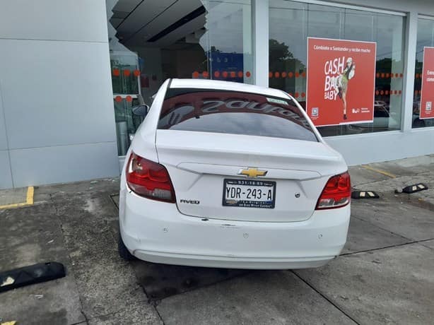 Automóvil se impacta contra banco en Veracruz