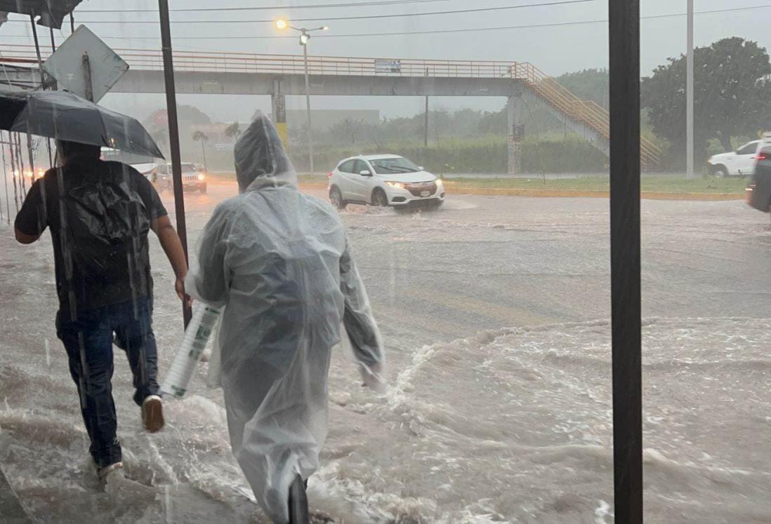 Encharcamientos por el Frente Frío 6 deja varados a veracruzanos en las calles