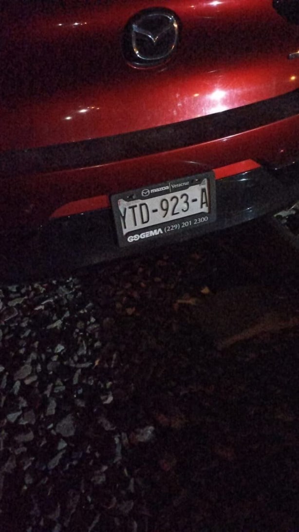 Hallan auto abandonado en las vías del ferrocarril, en Veracruz
