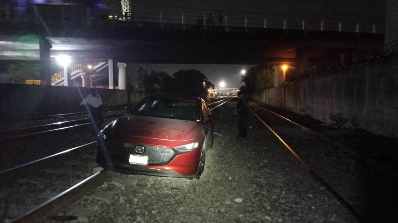 Hallan auto abandonado en las vías del ferrocarril, en Veracruz