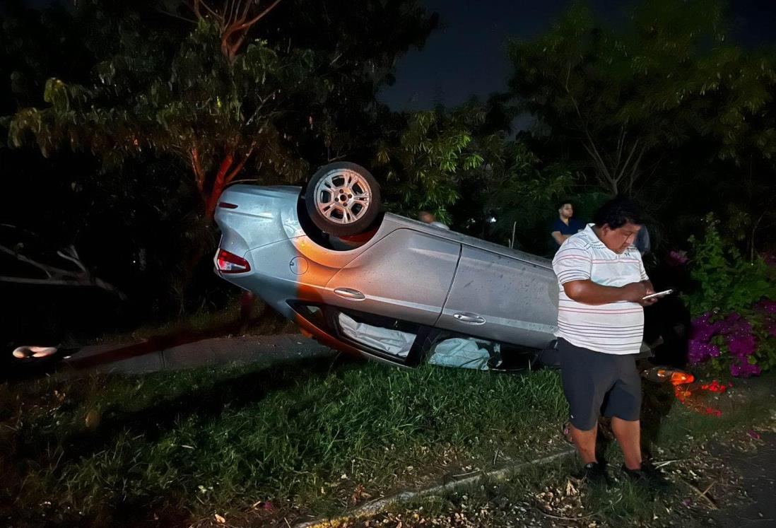 Vuelca auto en fraccionamiento Lagos de Puente Moreno, en Medellín
