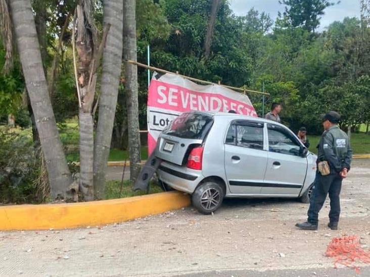 Auto derrapa y choca contra poste en avenida Lázaro Cárdenas, en Xalapa