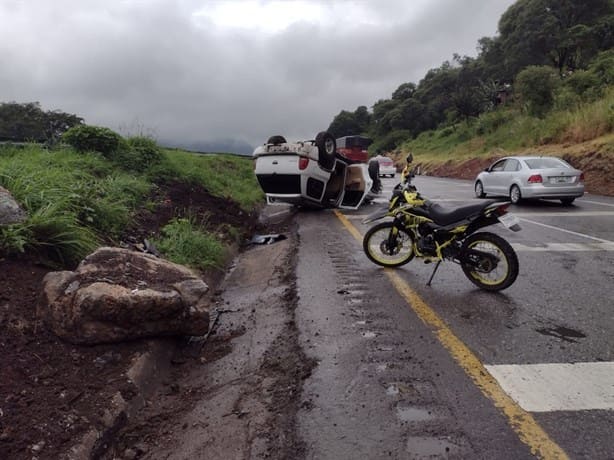 Volcadura de camioneta en libramiento de Nogales deja un lesionado