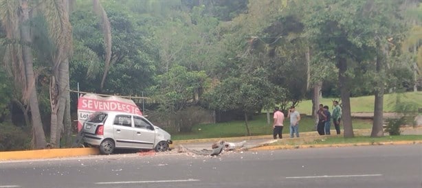 Auto derrapa y choca contra poste en avenida Lázaro Cárdenas, en Xalapa