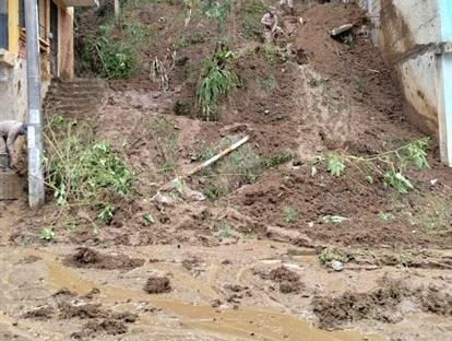 Deslave por ruptura de tubería de agua en la colonia Plan de Ayala de Xalapa
