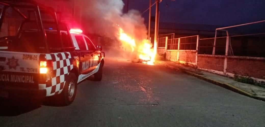 Incendio consume auto en calles de Mariano Escobedo