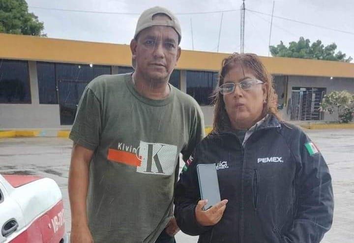 Regresan celular robado a despachadora de gasolinera en Nautla, Veracruz