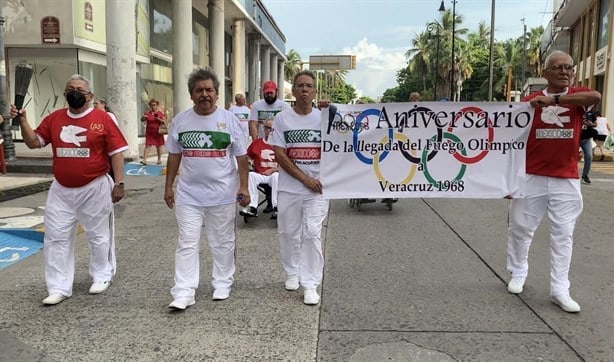 Desfile conmemorativo por el 55 aniversario del Fuego Olímpico