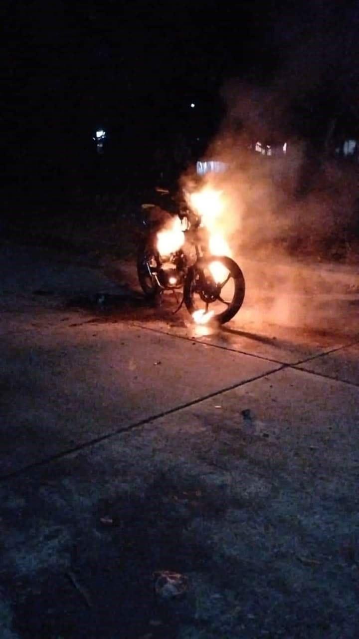 Se incendia motocicleta en calles de Piedras Negras