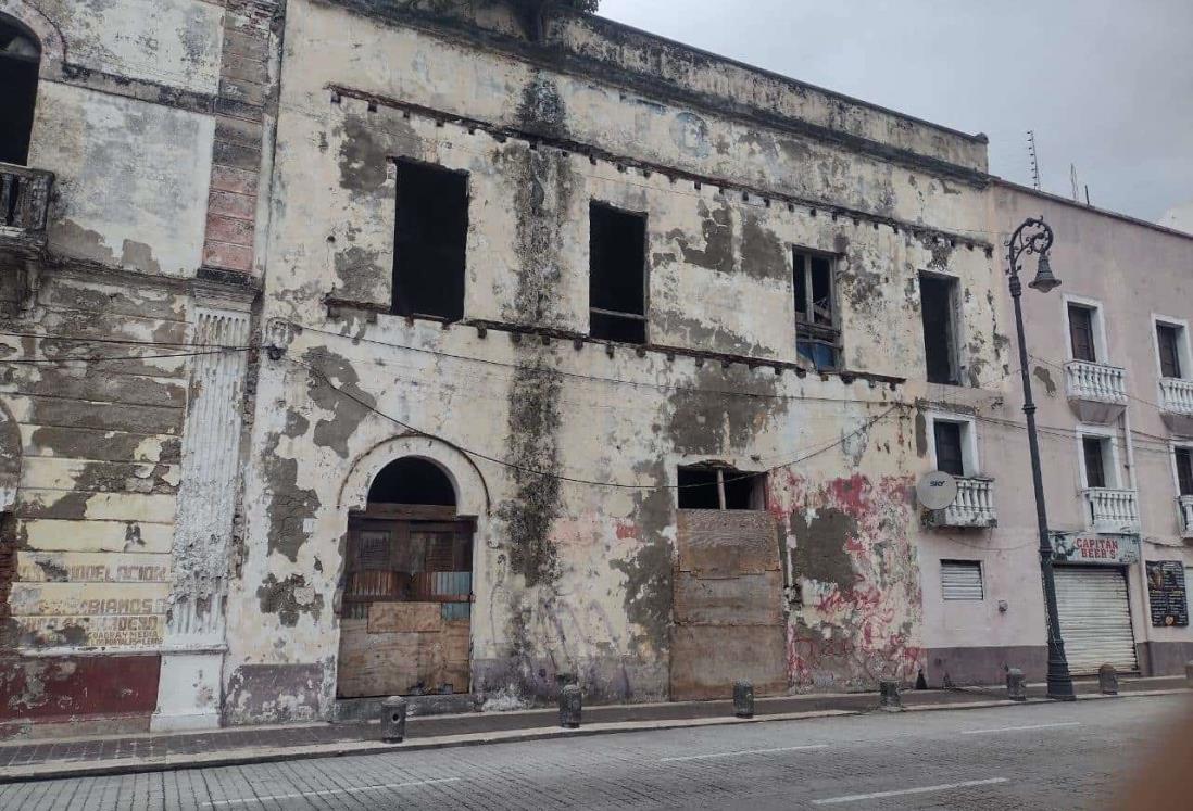 Edificios abandonados, riesgo para peatones en centro de Veracruz
